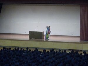 20160108全校集会⑤高３生徒と折り鶴.jpg