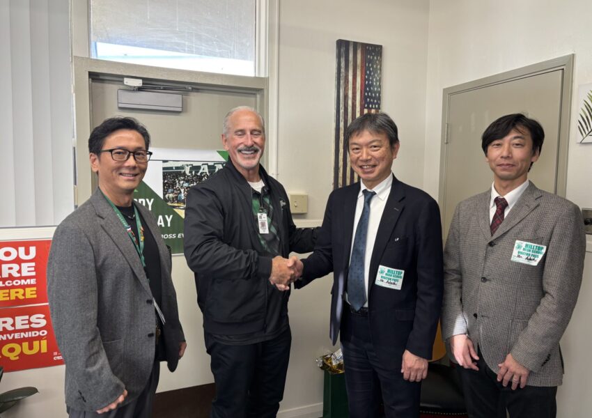 アメリカ・サンディエゴ　ヒルトップ高校において連携協定を結んだウォルシュ校長と小和田校長